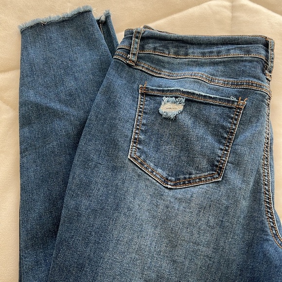 Mid Rise Ripped + Distressed Shape Enhancing Jeans/ Jeggings Size 12 - Picture 7 of 8